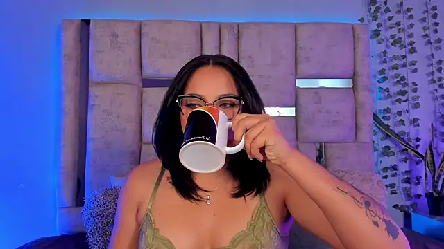 lunamartiinez online show from February 9, 12:06 am