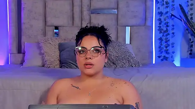 lunamartiinez online show from February 15, 10:31 pm