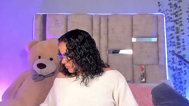 lunamartiinez online show from February 18, 8:03 pm