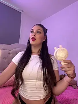 Snapshot of EmilyS__ chatting on January 17, 10:23 pm EmilyS   online show from January 17, 10:23 pm