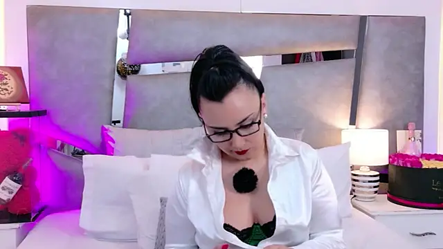 Evangeline Taylorr online show from April 9, 1:49 pm