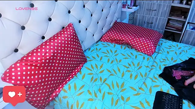 Krystal Cruz online show from March 15, 5:41 am