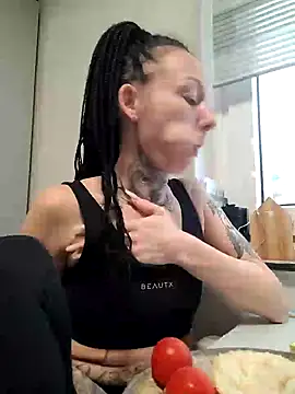 Snapshot of Scherana chatting on December 16, 12:27 pm Scherana online show from December 16, 12:27 pm