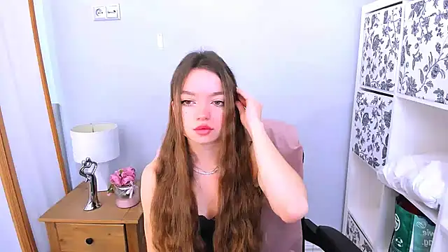 GraceLips online show from March 19, 6:35 am