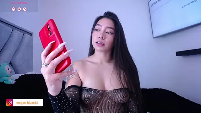 Snapshot of megan_bluee23 chatting on October 1, 3:51 pm megan bluee23 online show from October 1, 3:51 pm