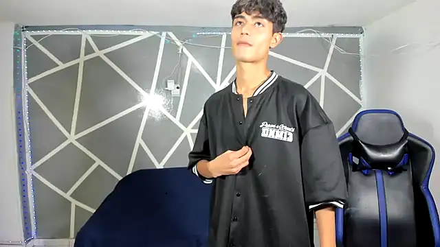 oliverhot2005 online show from December 14, 9:24 pm