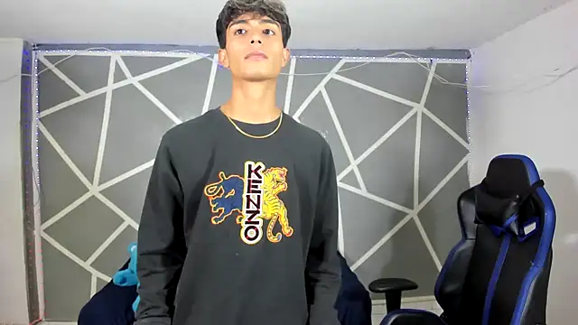 oliverhot2005 online show from December 16, 8:26 pm