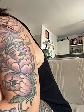 Snapshot of Luccreccia_ chatting on July 1, 10:06 am Luccreccia online show from July 1, 10:06 am