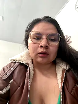 Snapshot of alice_love052 chatting on October 4, 5:44 pm alice love052 online show from October 4, 5:44 pm