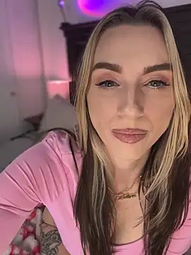 Snapshot of BrattyBae_xo chatting on October 6, 6:27 pm BrattyBae xo online show from October 6, 6:27 pm