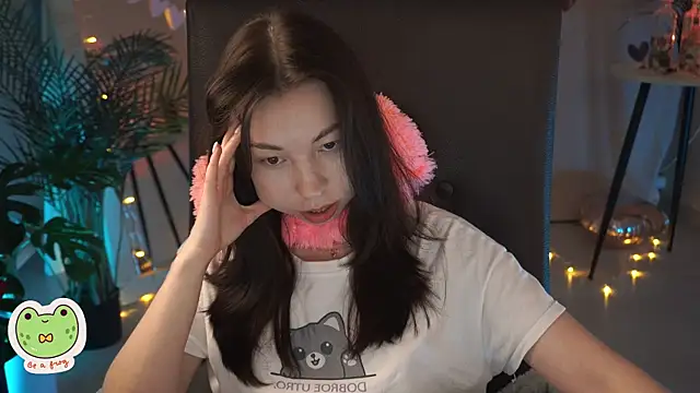 Snapshot of Sarah_Son chatting on February 16, 11:38 am Sarah Son online show from February 16, 11:38 am