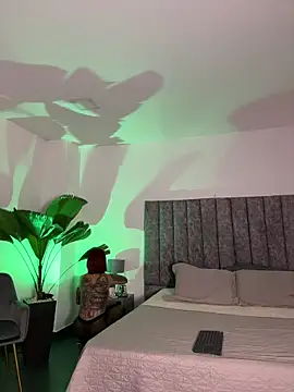 Snapshot of milaivanova chatting on November 3, 8:37 am milaivanova online show from November 3, 8:37 am