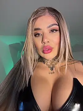 Snapshot of milaivanova chatting on November 6, 11:33 am milaivanova online show from November 6, 11:33 am