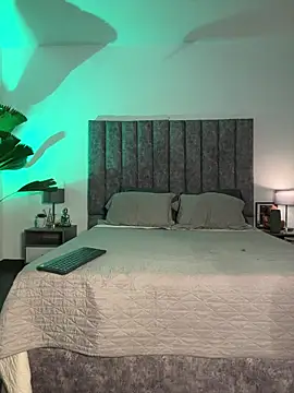 Snapshot of milaivanova chatting on December 15, 9:52 pm milaivanova online show from December 15, 9:52 pm