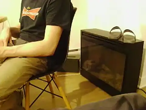 Snapshot of L0cKyseven77 chatting on February 10, 12:41 am L0cKyseven77 online show from February 10, 12:41 am