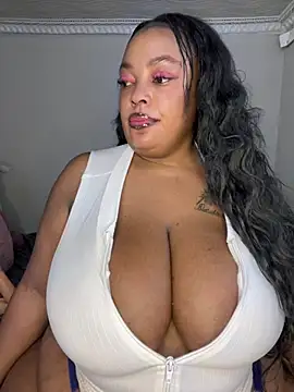 Snapshot of Katamia25 chatting on February 9, 3:43 am Katamia25 online show from February 9, 3:43 am