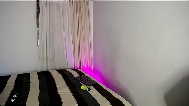 Snapshot of Pinkandyellowpokemon chatting on February 24, 11:19 pm Pinkandyellowpokemon online show from February 24, 11:19 pm