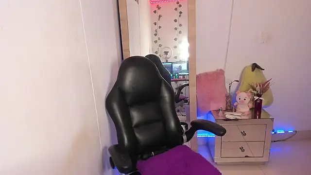 Snapshot of hellensexy chatting on March 8, 12:00 am hellensexy online show from March 8, 12:00 am