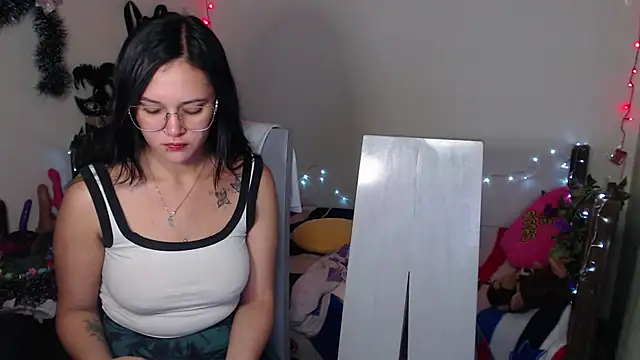 Snapshot of Antonella_Cruz02 chatting on December 19, 4:45 am Antonella Cruz02 online show from December 19, 4:45 am