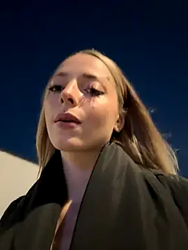 Snapshot of LoraaDoll chatting on October 8, 3:53 pm LoraaDoll online show from October 8, 3:53 pm