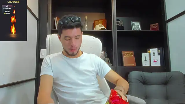 EdwardRoss  online show from March 18, 10:26 pm