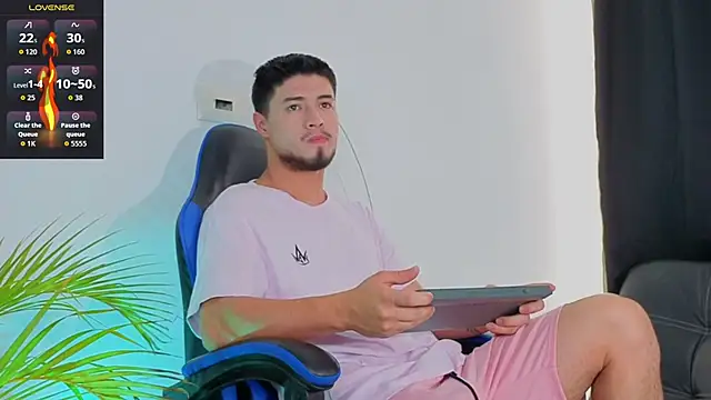 EdwardRoss  online show from December 4, 8:28 pm