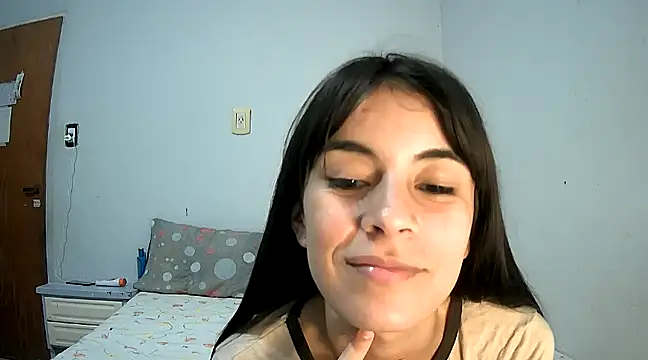 Snapshot of melodybar27 chatting on February 3, 11:20 am melodybar27 online show from February 3, 11:20 am