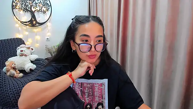 Snapshot of worldofkim chatting on February 17, 10:34 am worldofkim online show from February 17, 10:34 am