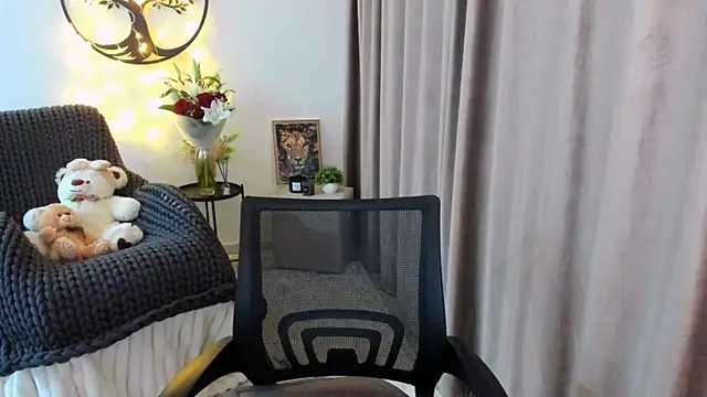 Snapshot of worldofkim chatting on February 19, 8:49 pm worldofkim online show from February 19, 8:49 pm