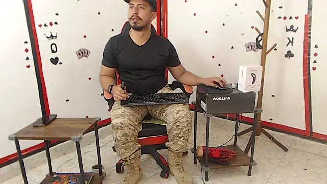 Snapshot of KalethBigDick chatting on February 5, 1:44 pm KalethBigDick online show from February 5, 1:44 pm