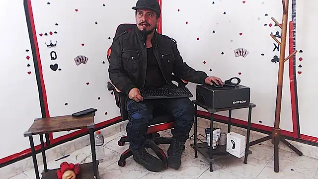 Snapshot of KalethBigDick chatting on October 18, 10:05 am KalethBigDick online show from October 18, 10:05 am