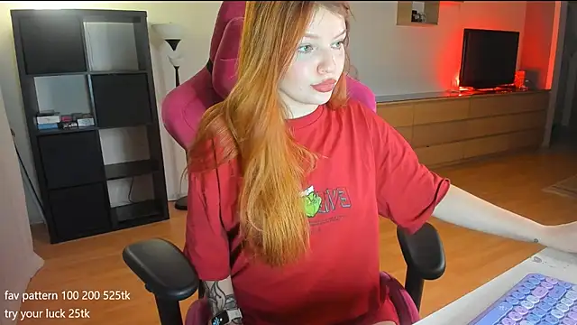 Snapshot of lil_lia chatting on December 13, 7:32 pm lil lia online show from December 13, 7:32 pm