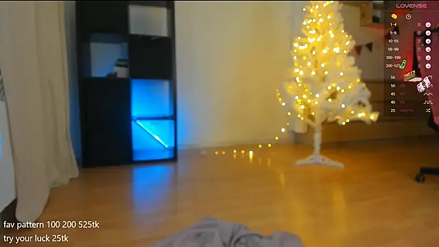 Snapshot of lil_lia chatting on December 22, 2:06 am lil lia online show from December 22, 2:06 am