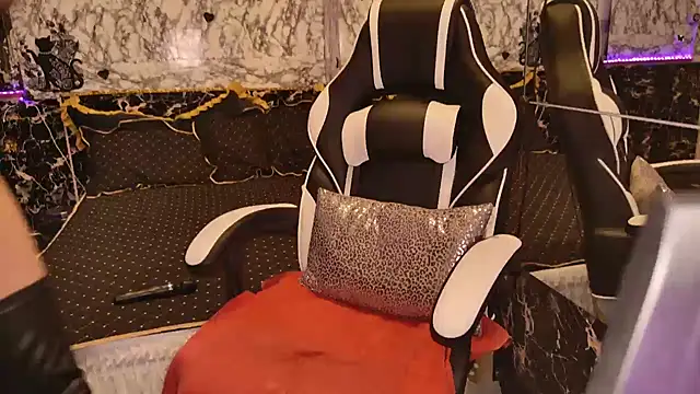 Snapshot of Luiza_Hammer chatting on March 17, 11:21 am Luiza Hammer online show from March 17, 11:21 am