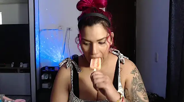 Snapshot of CarolinaRincon chatting on February 8, 6:44 pm CarolinaRincon online show from February 8, 6:44 pm