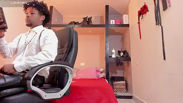 Snapshot of AlejoKhalifa_ chatting on April 2, 11:46 pm AlejoKhalifa online show from April 2, 11:46 pm