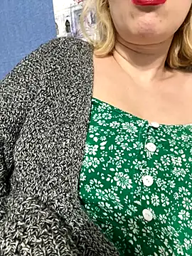 Yourdirtybitch online show from September 12, 8:20 pm