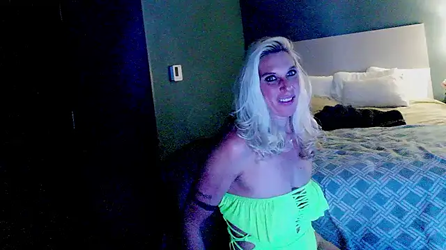 Snapshot of Glamazonx chatting on December 24, 1:49 am Glamazonx online show from December 24, 1:49 am
