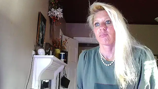 Snapshot of Glamazonx chatting on September 23, 1:58 pm Glamazonx online show from September 23, 1:58 pm