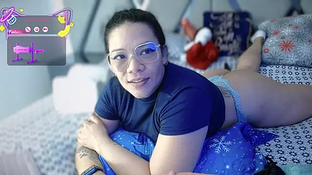 Snapshot of paula_daniela1 chatting on October 21, 10:21 pm paula daniela1 online show from October 21, 10:21 pm