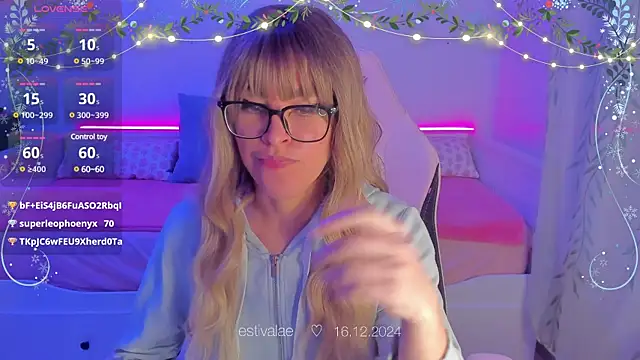 estivalae online show from December 16, 10:34 pm