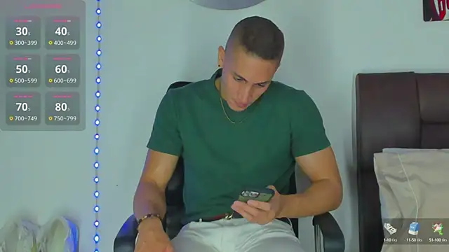 Snapshot of MikeRoss7777 chatting on December 15, 3:02 am MikeRoss7777 online show from December 15, 3:02 am