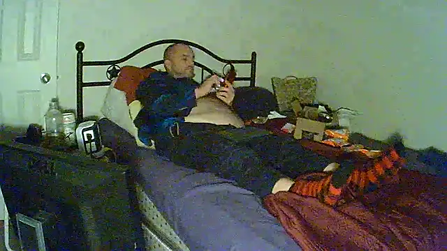 Snapshot of caressonnous chatting on December 31, 10:45 pm caressonnous online show from December 31, 10:45 pm