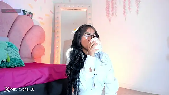 Snapshot of evelyn_evans_1 chatting on March 9, 2:50 am evelyn evans 1 online show from March 9, 2:50 am