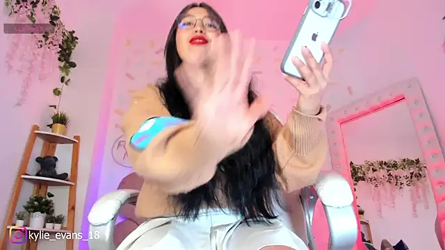 Snapshot of evelyn_evans_1 chatting on March 11, 2:43 am evelyn evans 1 online show from March 11, 2:43 am