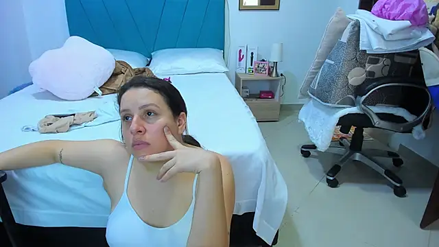 Snapshot of kamila_lopez chatting on June 9, 4:51 pm kamila lopez online show from June 9, 4:51 pm