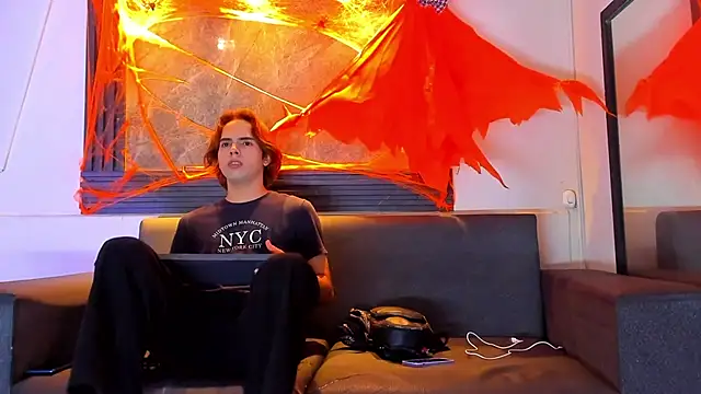 Snapshot of liam_genner_ chatting on October 19, 8:09 pm liam genner online show from October 19, 8:09 pm