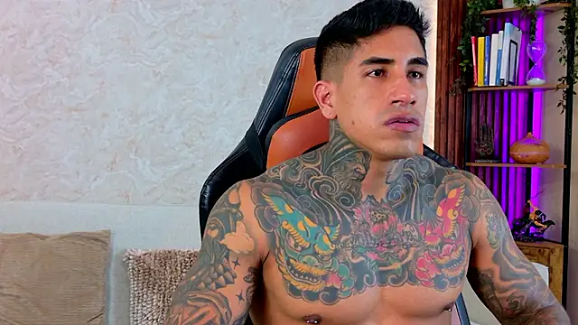 Snapshot of AdanReilly chatting on February 27, 10:21 pm AdanReilly online show from February 27, 10:21 pm