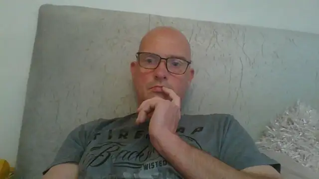 Snapshot of mrtickle0025 chatting on April 22, 7:33 am mrtickle0025 online show from April 22, 7:33 am