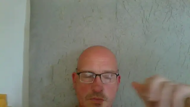 Snapshot of mrtickle0025 chatting on June 9, 9:21 am mrtickle0025 online show from June 9, 9:21 am